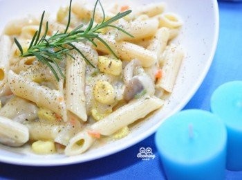 step8: 吃義大利麵，要有好的氣氛，放上一小段自己栽種的迷迭香，灑上少許義大利香料，來個美美的blue桌布..是不是很有異國風味啊?