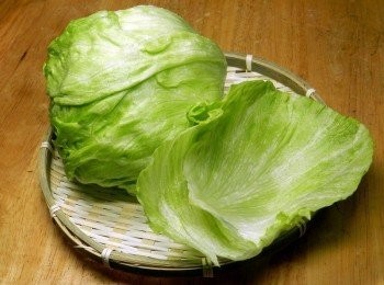 step2: 美生菜用剪刀把多的邊緣剪除