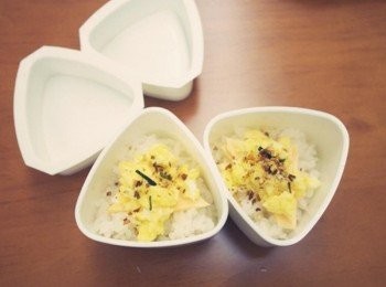 step4: 接著取出三角飯糰模!!! 先放一些白飯→起士絲→蛋鬆→香鬆→白飯 用飯糰模壓成型囉^^