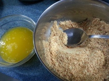 step14: 將以座溶之牛油倒入餅碎攪勻