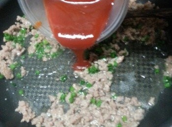 step6: 加入地捫香辣茄汁炒勻