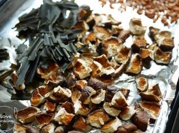 step3: 烘乾後冬菇及昆布可以輕易用手捏碎, 如果未完全乾可以放回焗爐再用100°c 焗5分鐘直至完全乾透