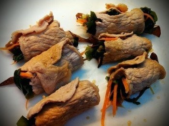 step5: 先用里肌肉捲上涼拌菜再放入梅子金棗切片後再捲上娃娃菜即可