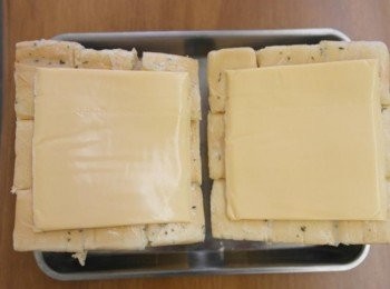 step7: 塗完蒜香奶油醬後在厚片上放上一片起士!!