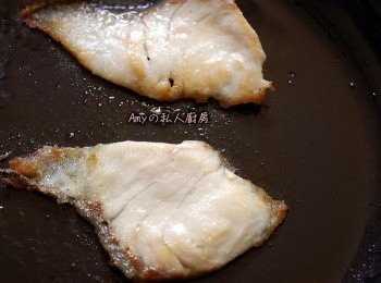 step3: 用一個平底鍋加入一點油,熱鍋後放入海鱺魚片兩面都煎熟