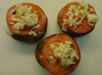 step3: 再放上蕃茄片-再放上起司