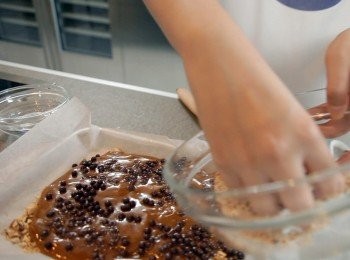 step5: 掃平拖肥糖漿, 再灑上果仁及朱古力碎粒