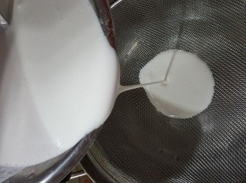 step10: 將粉漿過篩一次待用