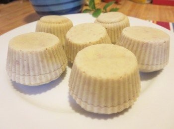 step8: 蛋糕蒸好后，将模具取出倒扣，即可轻松取出。我是用silicone cupcake mold