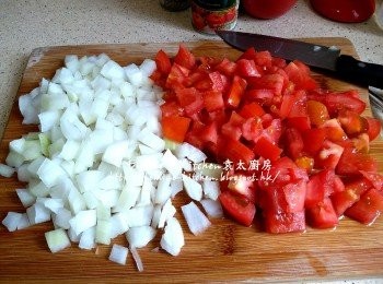 step3: 蕃茄洗淨去蒂切粒 , 洋蔥切粒