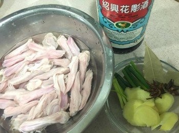 step1: 急凍鴨舌溶雪後清洗乾淨，倒水落鍋煮滾後加入雞粉、薑 片、蔥段、香葉、八角、胡椒粉、花雕酒