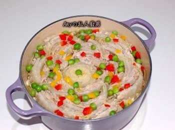 step5: 蓋上鍋蓋用小火燉煮約15~20分鐘熄火,加入彩色甜椒丁和碗豆仁裝飾(不加亦可)。(燉煮時間視個人喜好蔬菜的口感而定)