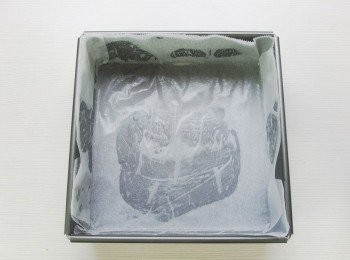 step15: 將烤模底部及週邊都抹上一點奶油,再鋪上烘焙紙。