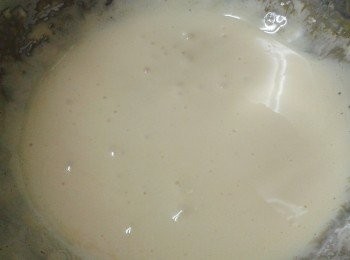 step2: 另一個碗，用打蛋器打發蛋黃及糖，至呈淡黃色及非常稠身