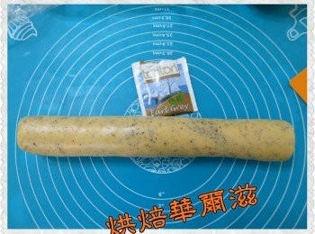 step2: +紅茶一包,倒入餅乾糰拌勻用保鮮膜塑至成團