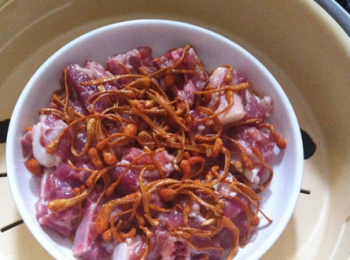 step4: 蒸鍋坐水，水開後將<span class="group_1">食材</span>上鍋大火蒸30分鐘，即可。