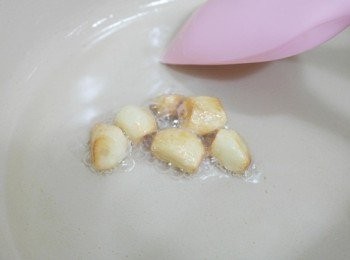 step2: 取一鍋倒入些許油炒香蒜頭，變成金黃色後取出備用。