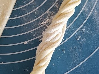 step4: 將每组之麵糰像扭毛巾的方法上下卷上