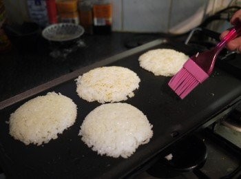 step3: 通通放入鐵板上先雙面焦烤，適時的抹油。