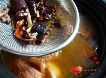 step5: 將湯汁中的<span class="group_2">香料</span>去除