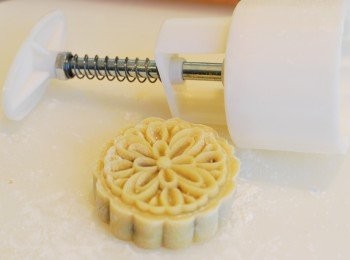 step14: 將月餅以模型壓製成形，排列在鋪了烘焙紙的烤盤上（表面多餘麵粉可以乾刷子刷掉）
