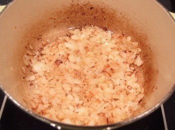 step5: 準備一個厚底鍋加入沙拉油熱鍋,再倒入洋蔥末豪邁的翻炒(用中火),讓洋蔥末都沾滿油且有光澤,用鍋鏟把洋蔥平鋪在鍋裡