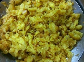 step1: 炸蛋酥~蛋打散~用漏杓至油鍋(油溫要高一點150度左右)用筷子快速攪散至金黃色~起鍋滴油晾乾~