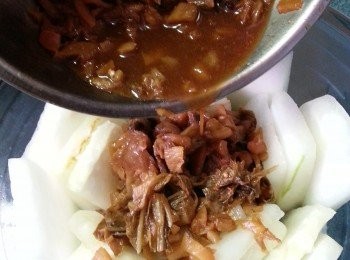 step11: 將冬瓜排於碗上,厚身位向下,中間加入梅菜及菜甫,蓋上錫紙,用大火蒸20分鍾