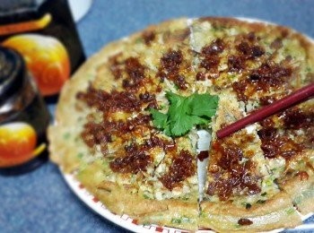 step12: 夾上一塊蘸有XO醬的蠔仔餅享用，真係好滋味，招呼客人，也唔失禮！