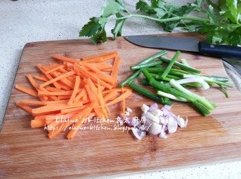 step2: 洗淨後甘旬切幼條 , 蔥切段 , 蔥頭去衣切碎 , 椰菜切絲