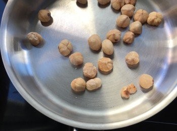 step3: 榛子放入鑊中快炒1分鐘。