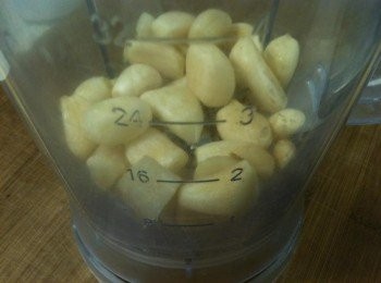 step2: 將步驟1的薑和蒜放入果汁機攪打一下，萬用的薑蒜醬就完成囉（若打不動的話，就「用筷子將薑和蒜稍微撥散一下，再按下果汁機的開關」，以此方法重覆數次，分段攪打）。