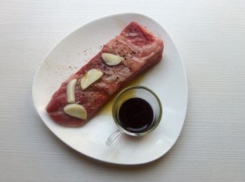 step2: 將無骨牛小排以黑胡椒粉,海鹽,橄欖油及蒜片先醃製...