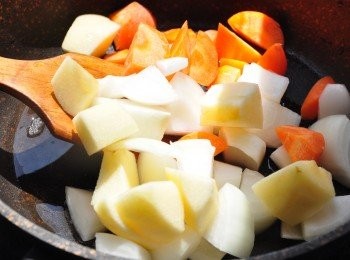 step2: 將紅蘿蔔塊、洋蔥塊、蘋果塊下鍋拌炒出香氣