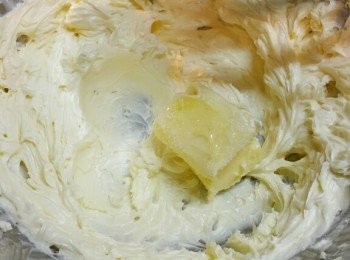 step3: 預熱焗爐140度,,在爐內放半碗水