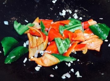 step4: 用同一油鑊，先爆香乾葱及青、紅尖椒。然後放入豆腐乾和竹筍炒匀。