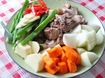 step1: 備料如圖~羊肉用滾水+少許高梁川燙