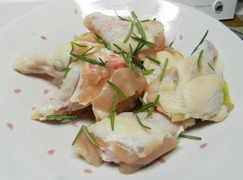 step1: 先將雞腿用泰山橄欖油、迷迭香、鹽醃10分