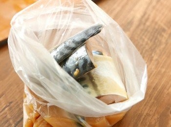 step3: 把鯖魚和醬汁放入食物袋中，讓鯖魚都沾到醬汁，放入雪櫃(4℃)醃2小時以上。