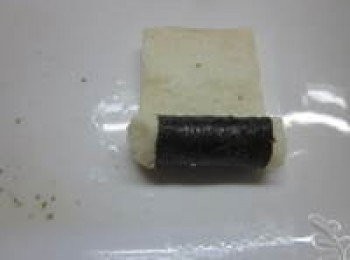 step2: 海苔朝外,由下往上捲緊,到收口處用力壓一下