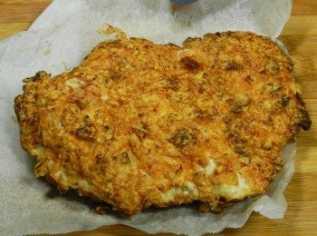 step12: 炸得過程中，已經可以聞到超濃的起司味，炸好後取出烘焙紙與<a href="https://bit.ly/2ZxapeY" target="_blank" data-keyword="雞排" class="guide-link"><strong>雞排</strong></a> <span style="display:inline-block;vertical-align:middle;margin-top:-3px;color:initial;border-radius:3px;padding:2px 3px;font-size:12px;line-height:14px;background:#87d300;color:#fff;">即買</span> ，你會發現完全不沾網，省去清洗的步驟喔！