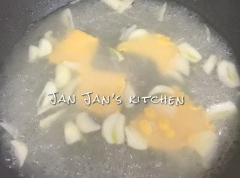 step2: 熱鑊下油小火爆香蒜片，加入麵粉攪至無粒，逐加入雞湯及芝士片煮溶。