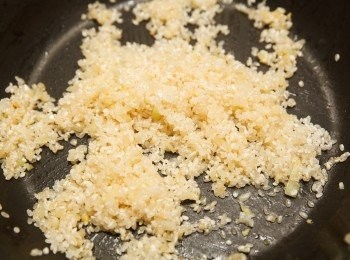step3: 接著加入Arborio米拌炒至米呈現半透明狀。