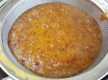 step5: 將紅棗糖水隔渣，放涼。