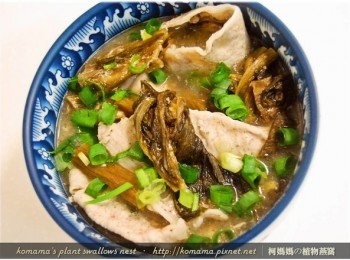 step8: 起鍋後，再灑上些許蔥花來增色及添味，湯頭喝來順口又能解膩！