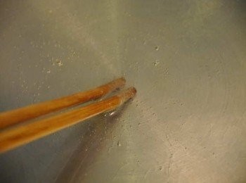 step3: *熱ㄧ鍋油。油熱。測油炸溫度。 *竹筷放入。馬上起泡。溫度即可。