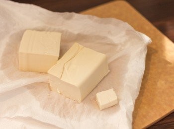 step4: 硬豆腐洗乾淨用廚房紙印乾表面水份