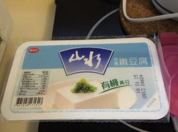 step2: 燒一鍋熱水，放入嫩豆腐氽水約1分鐘，取出略瀝乾備用；
此步驟有助防止豆腐出水。
如嫌麻煩，可改用即食豆腐花(用前先隔去水份)