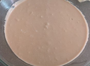 step5: 將碟掃上一層薄油後倒入朱古力糯米漿,明火蒸20分鐘,水波爐或蒸爐蒸25分鐘。