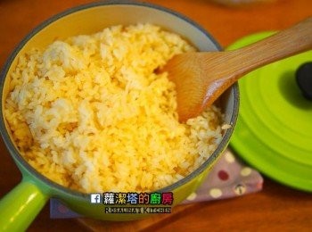 step9: 9.並且煎一顆太陽蛋鋪在飯上，蛋黃保有蛋汁，可以拌入飯中，真的很棒。